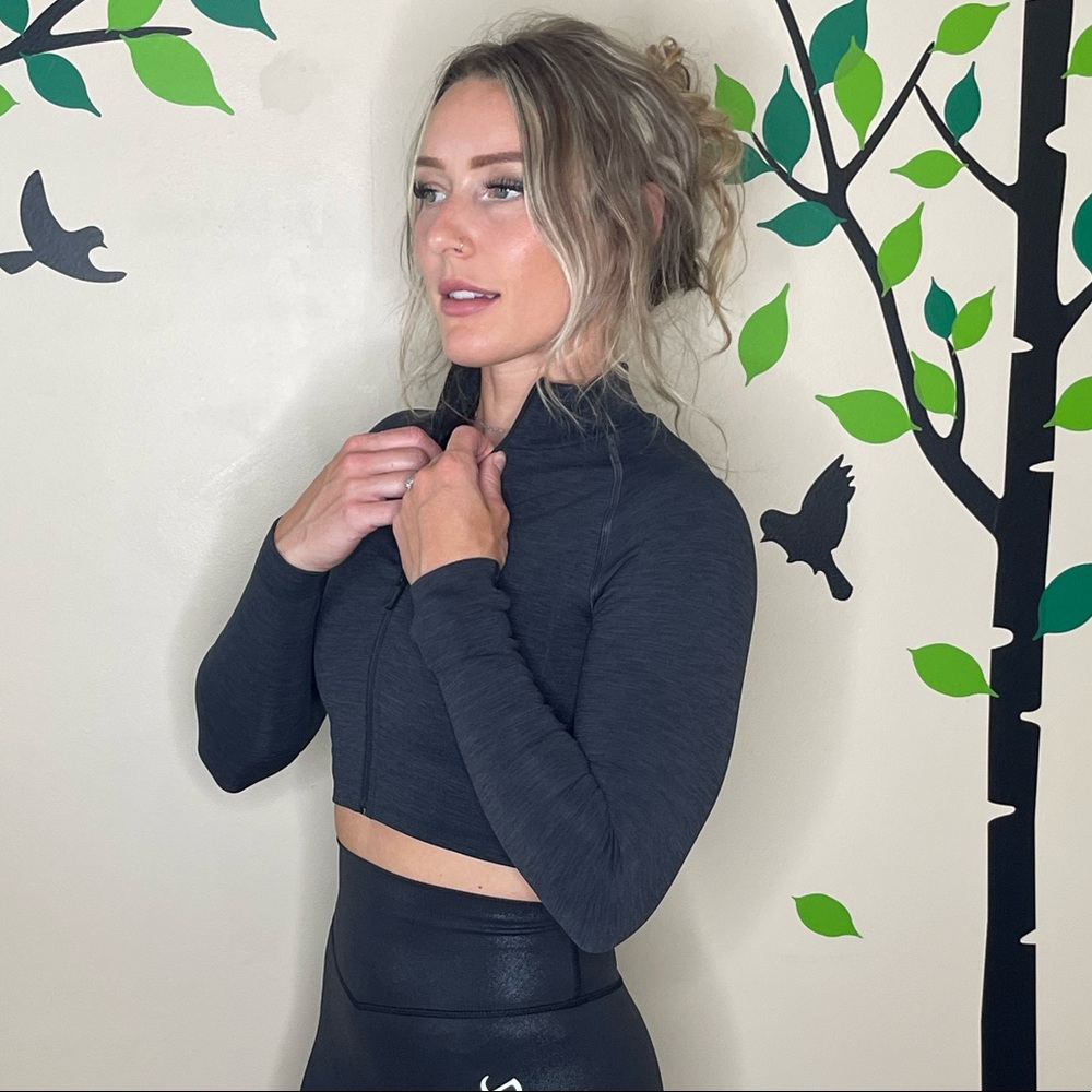 Alphalete cropped zip-up😍